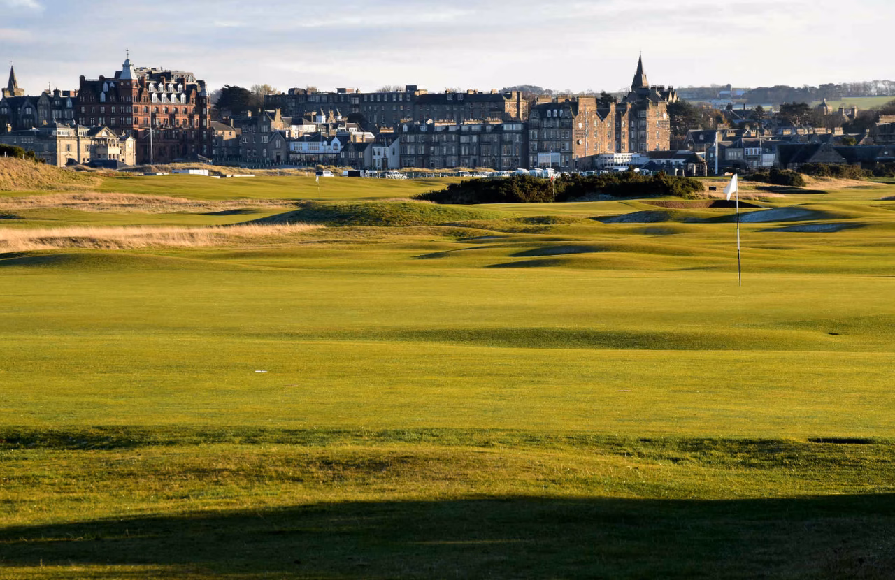 The New Course with rolling links ground and St Andrews beyond.