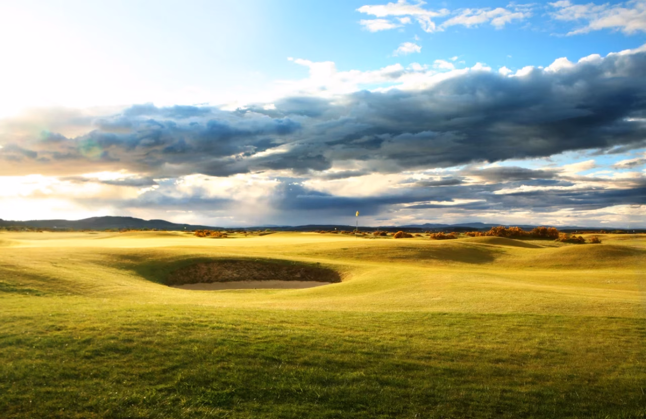 The Strathtyrum Course with a green, bunker, and open links landscape.